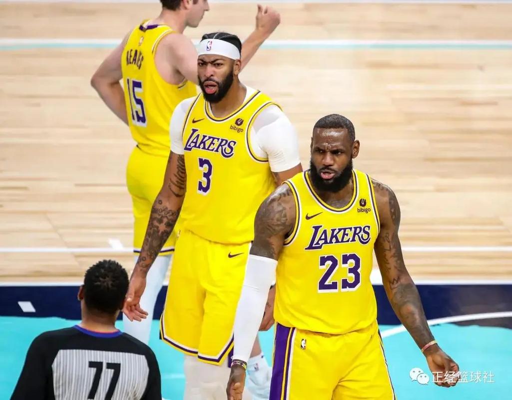 意媒：德佬对孔蒂依然保持完全信任，双方将召开会议分析现状（意媒：德劳伦蒂斯依旧对孔蒂完全信任，双方将会面评估现状）