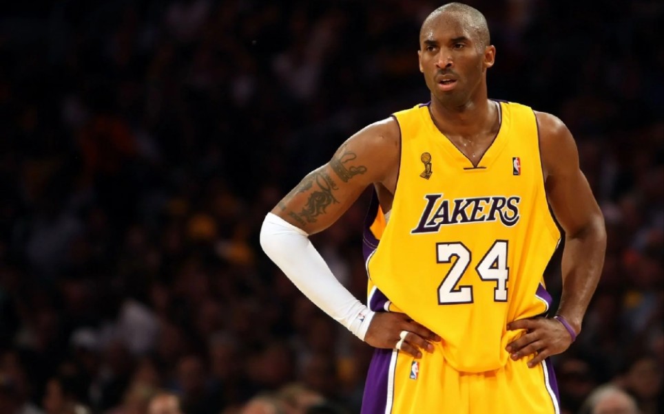 球队集体围着他庆祝太治愈（全队围着他庆祝，暖心又治愈）