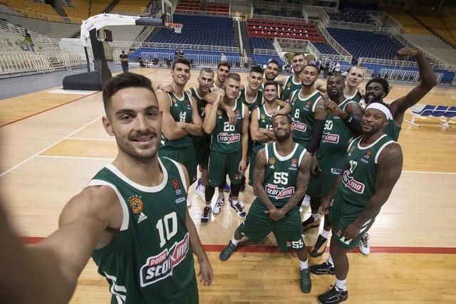 天空体育：张伯伦目前正在阿森纳训练，同时筹划下一步动向（天空体育：张伯伦随阿森纳训练，正谋划未来去向）