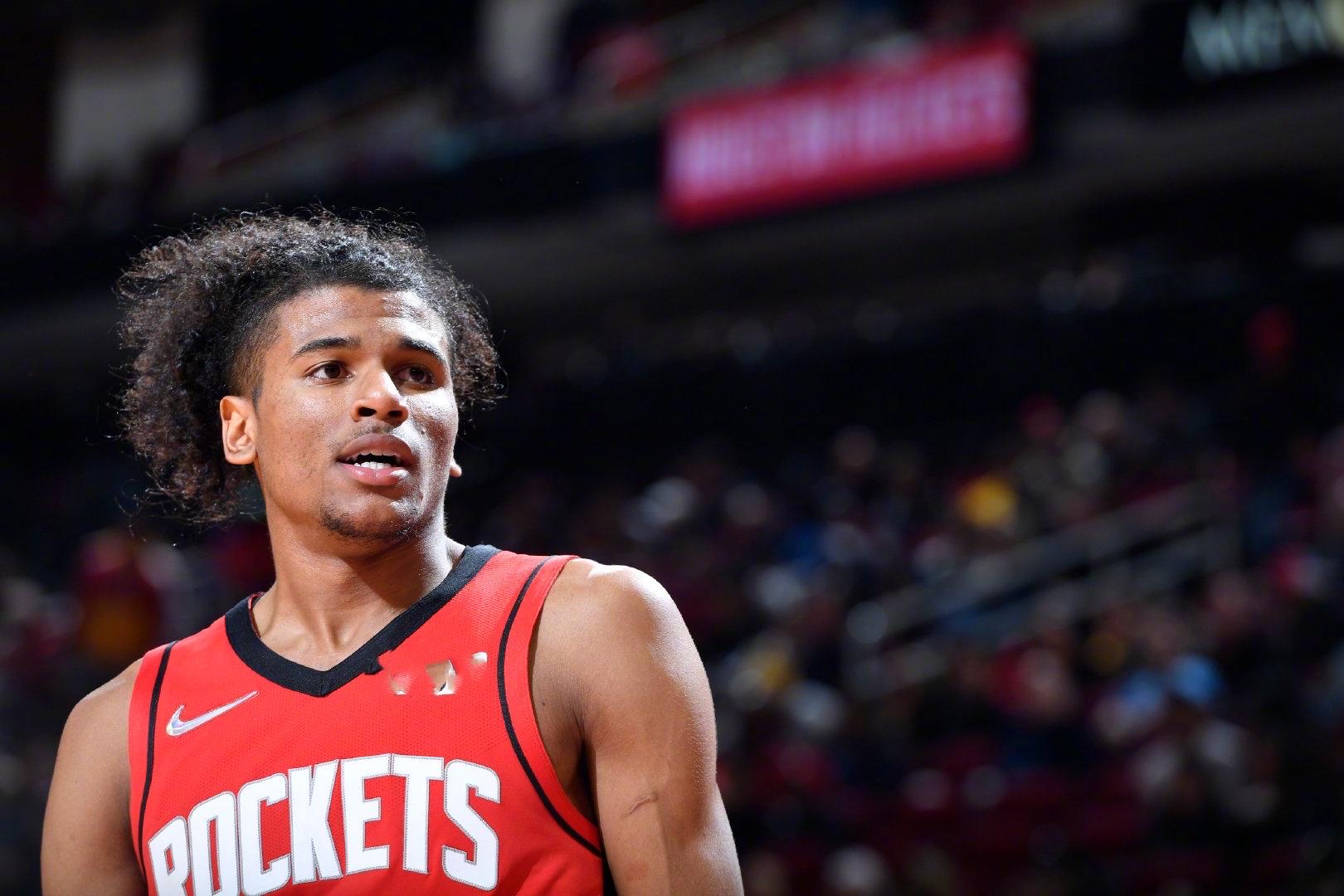 高手在民间！姐妹花脚踩箩筐练习武术，平衡力惊人！（民间卧虎藏龙！姐妹花踩箩筐练武，平衡感逆天）