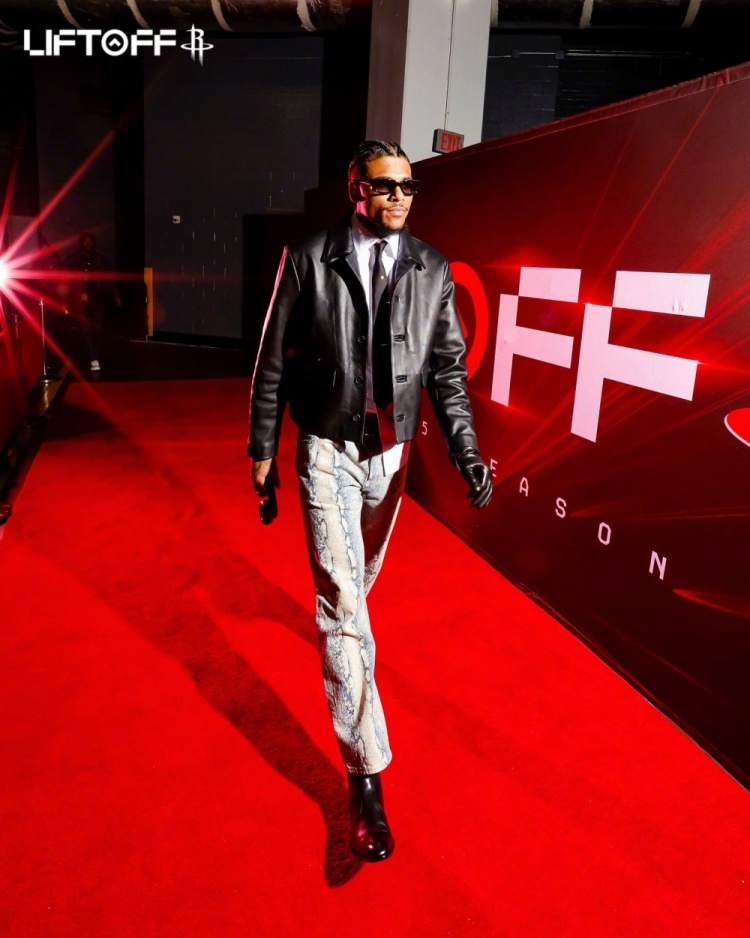 足球周刊：刘若钒曾想回成都却被徐正源拒绝，后获里卡多、穆斯卡特赏识（足球周刊：刘若钒曾欲回蓉遭徐正源否决，后获里卡多与穆斯卡特青睐）