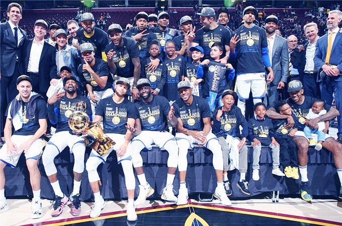 佩莱格里尼：塞维利亚落后时球迷往球场投掷杂物，这样不对（佩莱格里尼：塞维利亚球迷在球队落后时向场内掷物，行为不当）